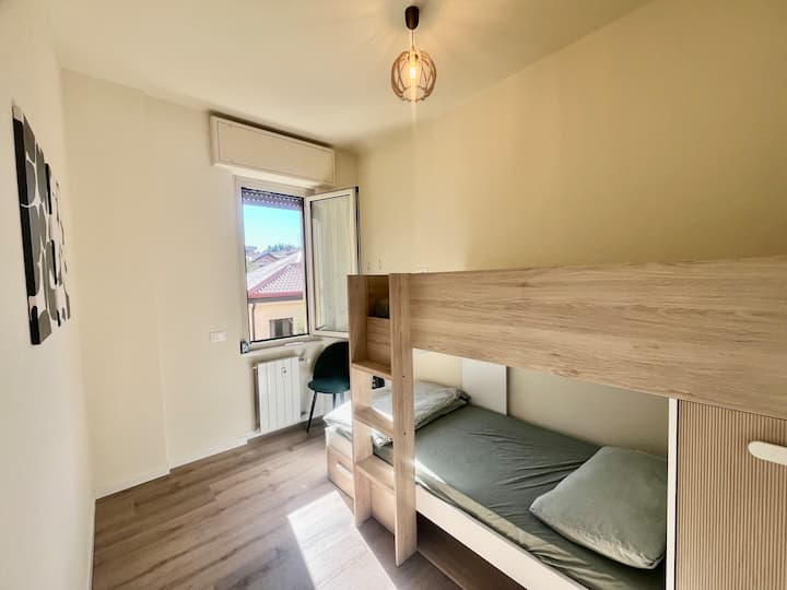 בחדר השינה השני יש מיטת קומותיים נוחה, ארון בגדים קטן, מיזוג אוויר, חלון שטוף שמש ותריסים לנוחות בלילה.