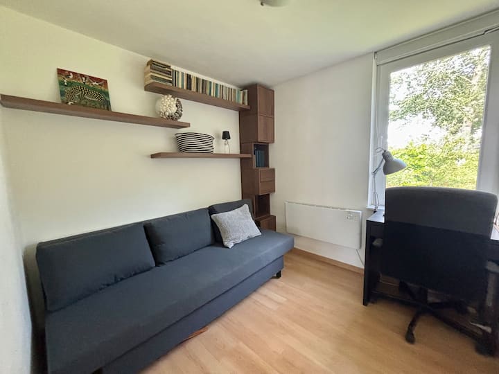 تحتوي غرفة النوم هذه على مساحة عمل مع كرسي مكتب وسرير أريكة 140-200 سم. هناك مساحة خزانة محدودة، ولكن هناك مساحة خزانة إضافية عند النزول.