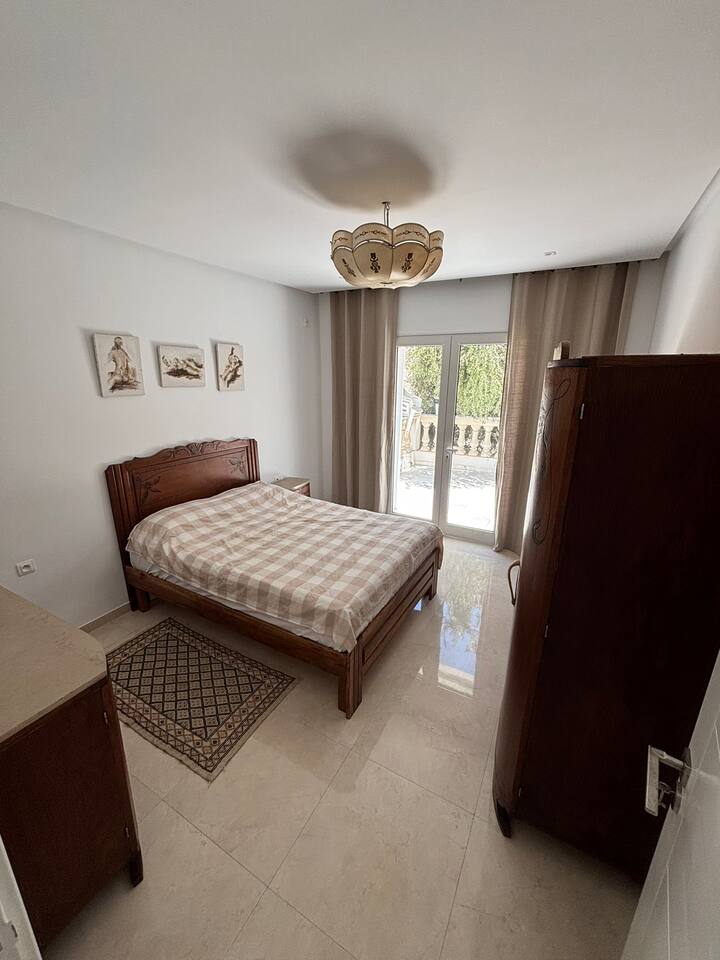 Chumba kimeoga kwa mwanga na mtaro wa kujitegemea unaopanua sehemu, michoro iliyochaguliwa kwa uangalifu na kuunda maelewano ya kuona na mandhari ya kupumzika. Kokoto la ustawi. 