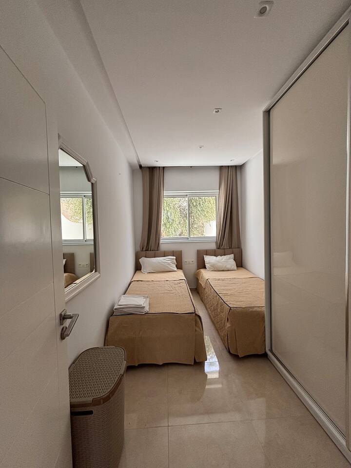 Chumba kimoja cha kulala mara mbili na kinachofanya kazi, chenye vitanda viwili, kabati kubwa, kioo na madirisha angavu. Kila kitu kinachohitajika kipo hapa.