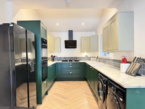 Large Group • 6 Bedrooms • TV + Desk in Every Room