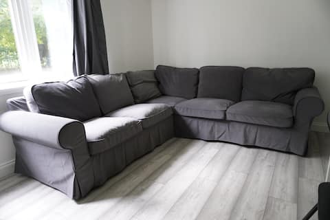 Top Airbnb: Group Stay 4-Bedroom - Free Parking in Govan