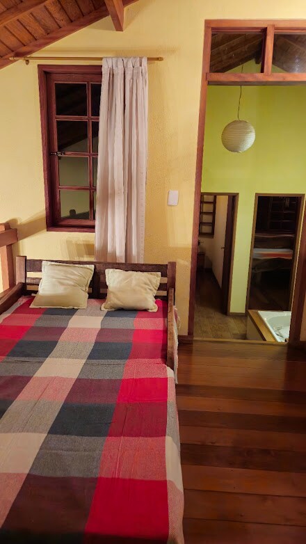 الميزانين، في الطابق الثاني، مثل غرفتي النوم الأخريين. يحتوي على سرير مزدوج (حجم أصغر قليلاً).