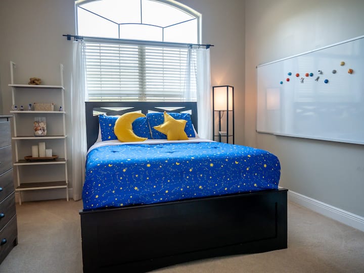 Ლუქს-კლასის ორადგილიანი საწოლი სივრცეში. Შეავსეთ თეთრი დაფითა და დამამზადებლებით :)