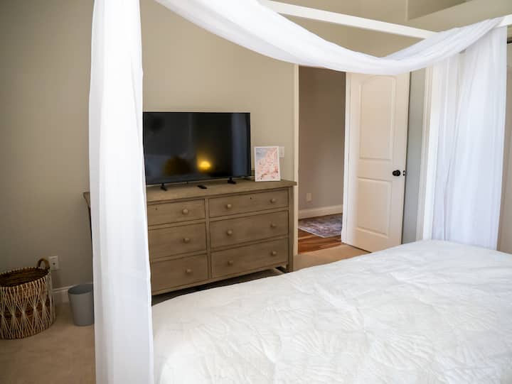 Დიდი ტელევიზორი King „Shell“ -ის საძინებელში.