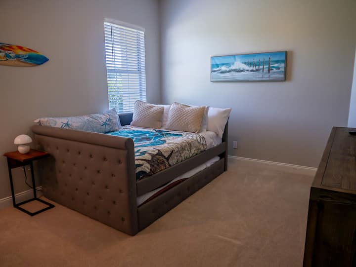 Კეთილი იყოს თქვენი მობრძანება „ოკეანის ოთახში“, Queen over twin trundle. Ლავის ლამპა მალე გამოჩნდება :)