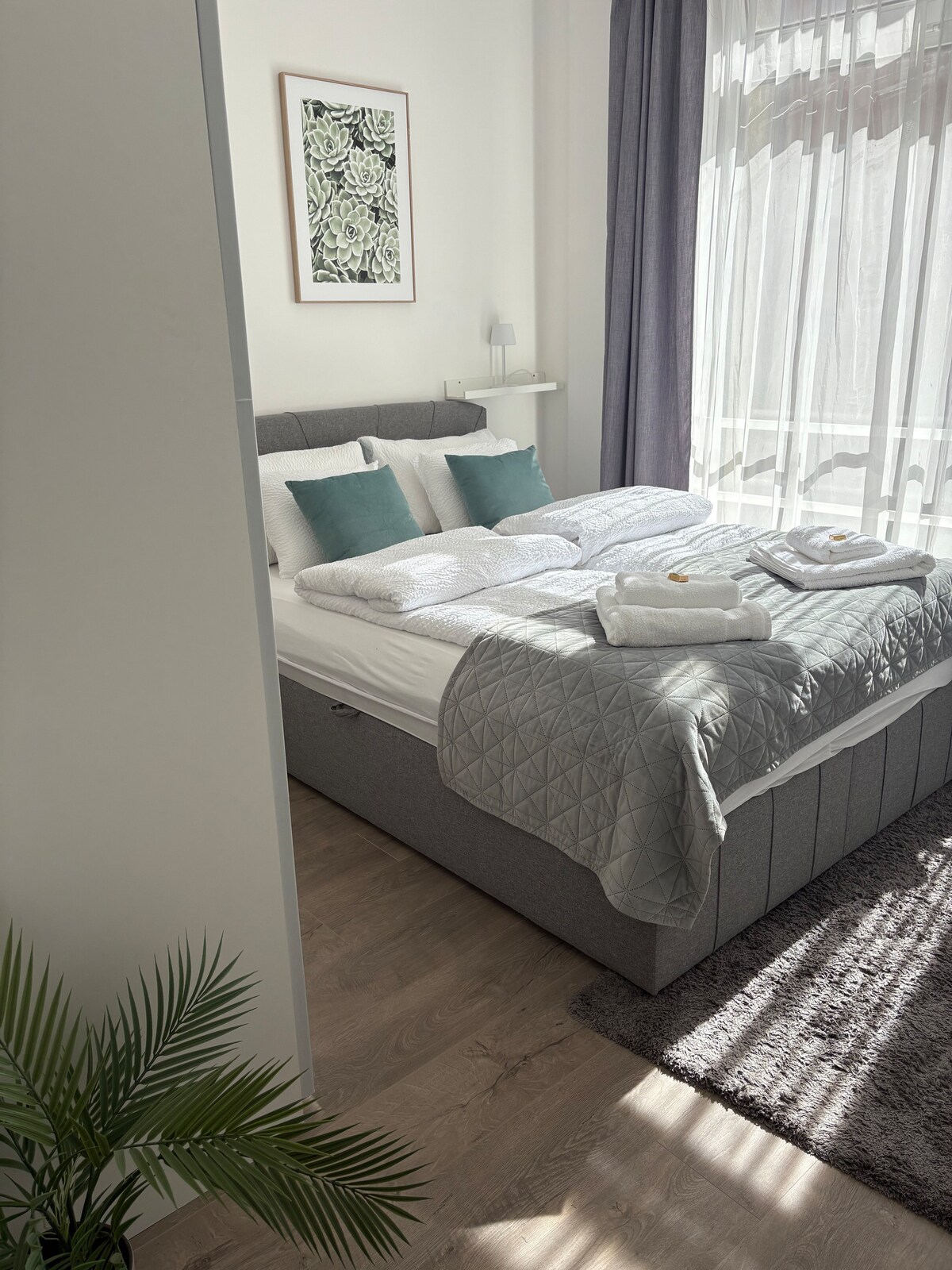 ในห้องนอน มันรอคุณอยู่ด้วยความสะดวกสบายระดับ 3 ดาวของจริง! ผ่อนคลายบนเตียงคู่ที่สะดวกสบายและเพลิดเพลินกับบรรยากาศที่สงบ ห้องพักใช้งานได้จริงและสะดวกสบาย: ตู้เสื้อผ้าและชั้นวางกระเป๋าเดินทางมีที่จัดเก็บสัมภาระ และไฟกลางคืนเหมาะสำหรับการอ่านหนังสือ