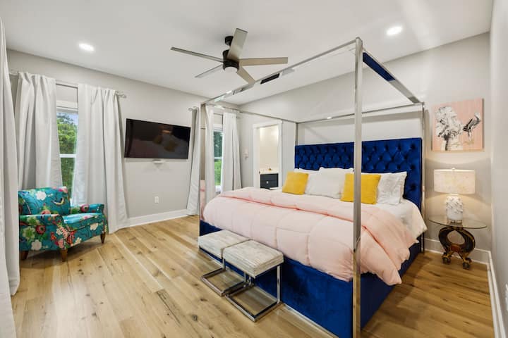 Стая „Доли“ е предпочитана от гостите. Уютно се настани в плюшеното легло и се наслади на това спокойно място за отдих с ярък характер и луксозни щрихи.