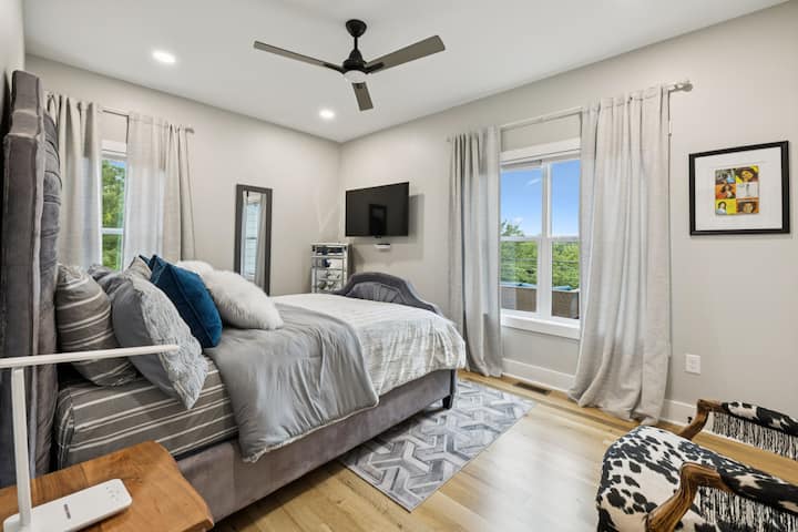 „Не си достатъчно жена, за да заемеш леглото ми!“ Отпуснете се като кралски особи в стаята на Лорета Лин, където кадифените текстури, хитовете в рамки и южняшкият чар правят това място неповторимо. 