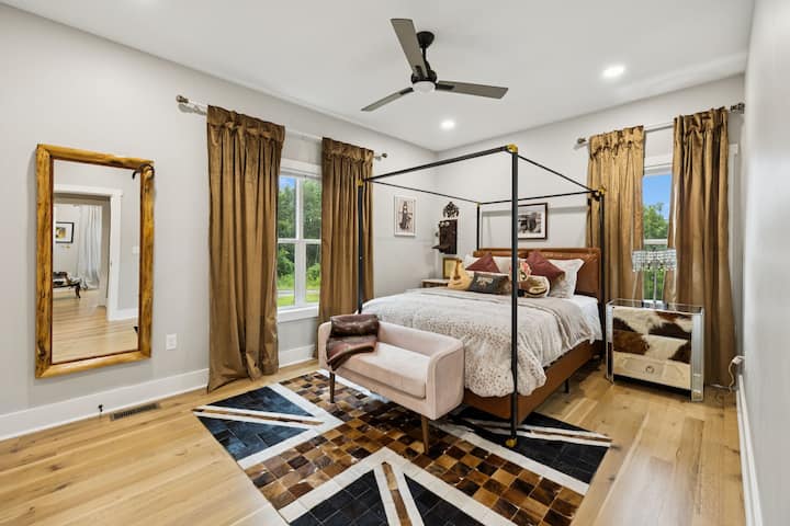 „Да вървим, момичета…“ направо в леглото. Дръзка спалня, вдъхновена от Шанайа, която уцелва всички правилни нотки.