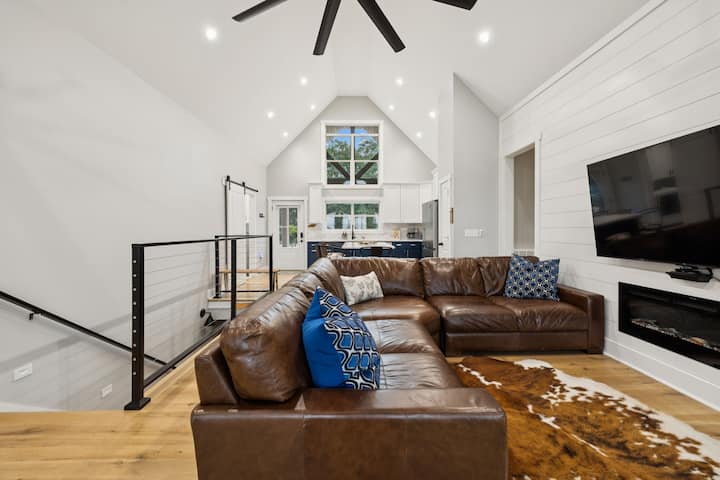 Това пространство с отворена концепция е идеално за отдих след цял ден на водата. Пийте вино край огъня, играйте игри или просто се наслаждавайте на гледката.