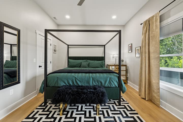 Следвайте пътя към комфорта. Тази вдъхновена от Джони Кеш спалня уцелва всички правилни ноти с дръзки черно-златни акценти и ретро стил, който отдава почит на самия Човек в черно.