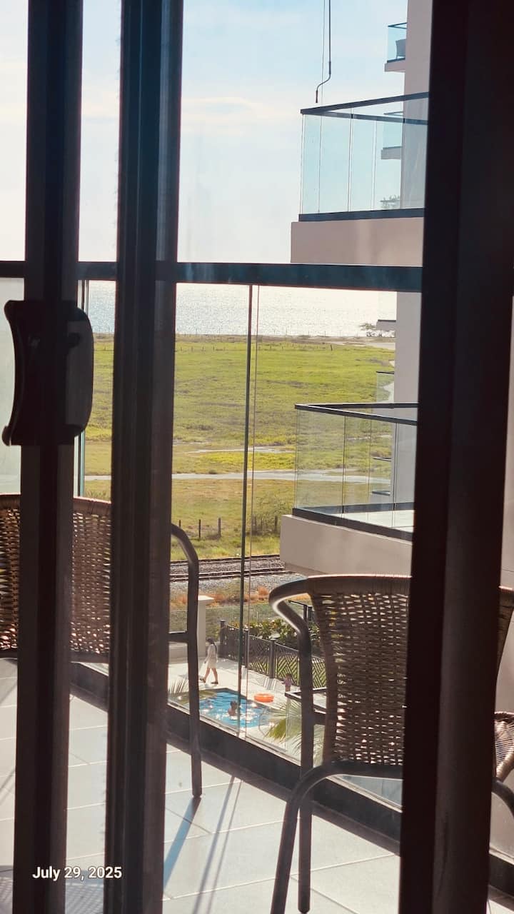 Furahia roshani pana yenye ufikiaji wa kujitegemea kutoka chumbani na sebuleni. Furahia mandhari ya kuvutia ya bahari, mabwawa na milima huku ukipumzika kwenye meza na viti, ukiwa umezungukwa na upepo wa kuburudisha wa Santa Marta.