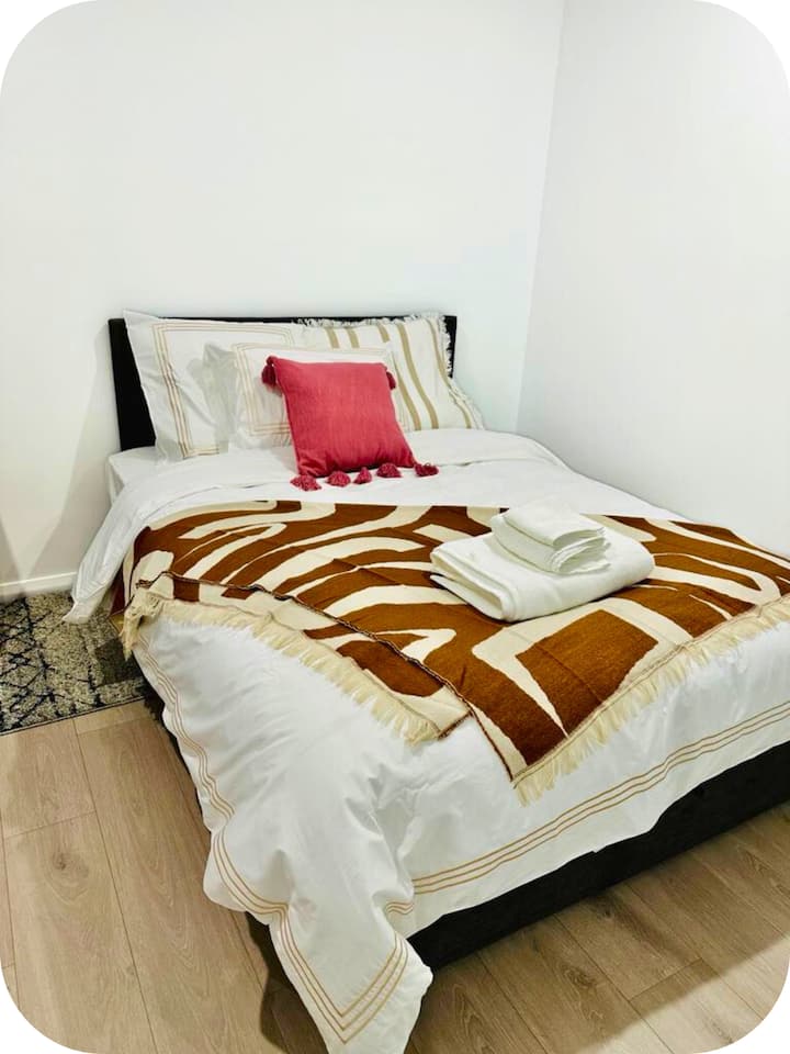 Удобна спална соба со удобен кревет, мека постелнина и ролетни за мирен престој.