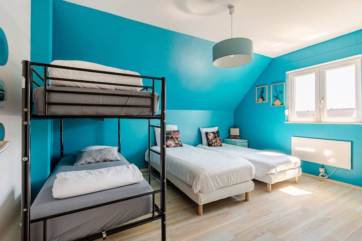  Despiértese en una habitación bañada de luz, donde cada detalle invita a la relajación. Un espacio elegante pensado para relajarse y disfrutar del momento.