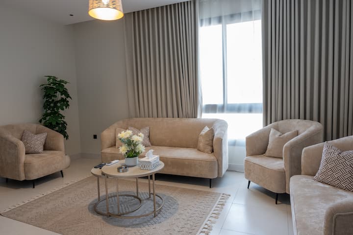 Დატკბით თანამედროვე საცხოვრებლითა და განსაკუთრებული კომფორტით ჩვენს მაღალი კლასის ბინაში 

Ფართო ლაუნჯი ლუქს-კლასის ავეჯითა და დასასვენებელი ფერებით

Სმარტ-ტელევიზორი დიდი ეკრანით

Სტუმართმოყვარეობის კუთხე მინი მაცივრით, ჩაიდნითა და ყავის აპარატით

Მაღალსიჩქარიანი ინტერნეტი და გაყოფილი კონდიციონერი

Მშვიდი მდებარეობა და სასიცოცხლო მომსახურებებთან სიახლოვე

