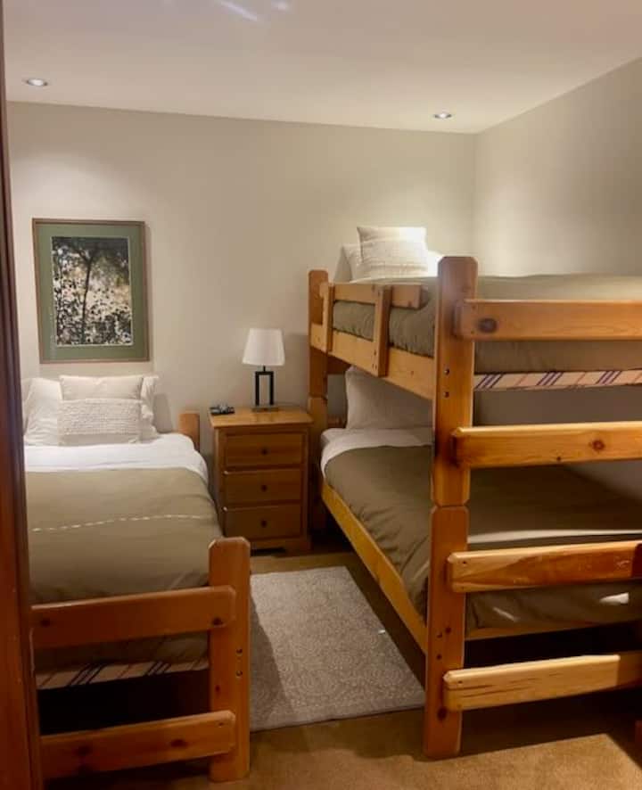 Habitación con 3 literas individuales para adultos