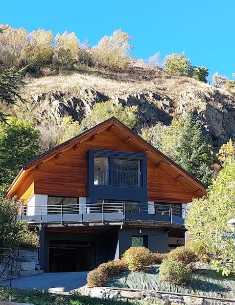 Chalet adjoining the mountain