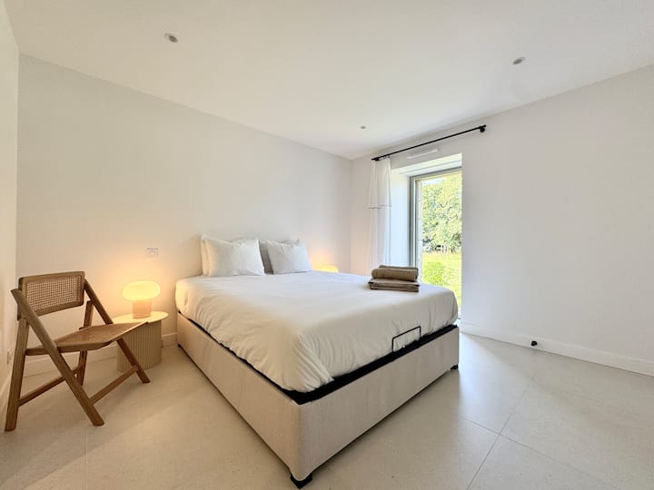 Chumba cha ghorofa ya chini - kitanda cha sentimita 160x200 - Kabati - Bafu la kujitegemea