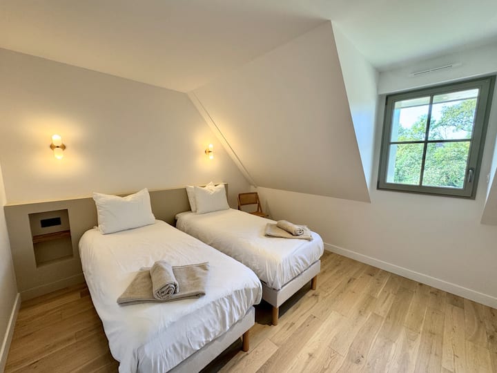 Chumba chenye vitanda 2 vya mtu mmoja sentimita 80x200 katika kitanda cha Queen Size (sentimita 160x200)