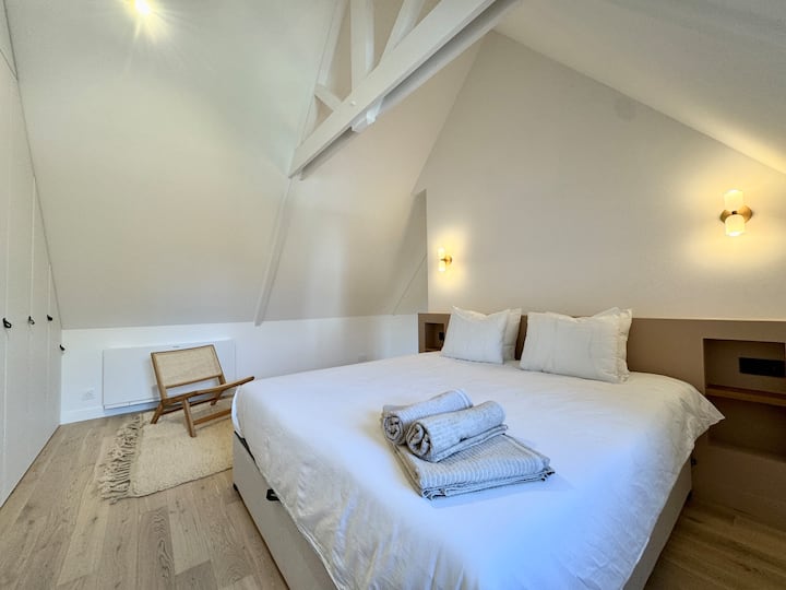 Chumba Maalumu cha Kitanda - Kitanda sentimita 180x200 - Kabati - Bafu la kujitegemea (beseni la kuogea na bafu) - Choo cha kujitegemea 