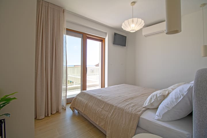 Chumba cha 3 cha kulala – Ghorofa ya Kwanza (kitanda cha sentimita 1X 160×200, kwenye chumba), roshani