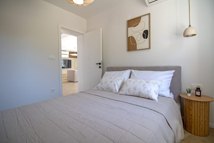 Starehe na utulivu – Chumba cha kulala cha sakafu ya chini chenye rangi za kutuliza na ufikiaji wa moja kwa moja wa sebule.