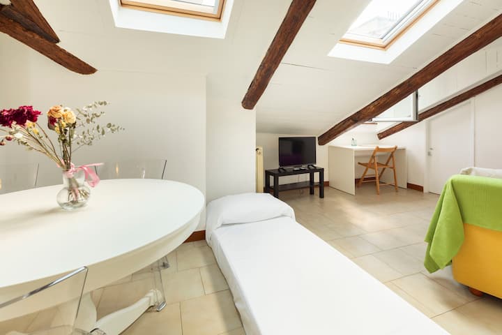 Letto per la quarta persona, è un divanetto apribile a pavimento.