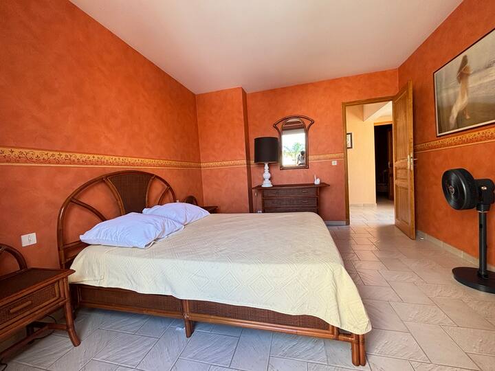 ที่นี่ไม่มีเครื่องปรับอากาศ แต่ค่ำคืนอันแสนอบอุ่นจะทำให้คุณหลับสบายด้วยลมพัดและกลิ่นหอมจากริมทะเล ห่างจากความหนาวเย็นที่ไม่เป็นธรรมชาติ คุณจะได้พบกับการนอนหลับที่เป็นธรรมชาติและเบาสบายกว่า... และมักจะฟื้นฟูได้ดีกว่ามาก