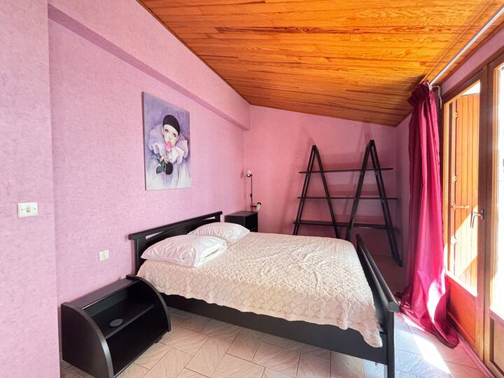 ที่นี่ไม่มีเครื่องปรับอากาศ แต่ค่ำคืนอันแสนอบอุ่นจะทำให้คุณหลับสบายด้วยลมพัดและกลิ่นหอมจากริมทะเล ห่างจากความหนาวเย็นที่ไม่เป็นธรรมชาติ คุณจะได้พบกับการนอนหลับที่เป็นธรรมชาติและเบาสบายกว่า... และมักจะฟื้นฟูได้ดีกว่ามาก