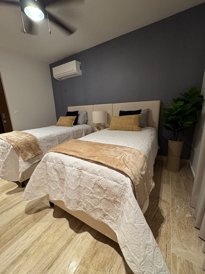 En el dormitorio 2 encontrarás dos cómodas camas individuales, en un espacio perfecto para un placentero descanso.