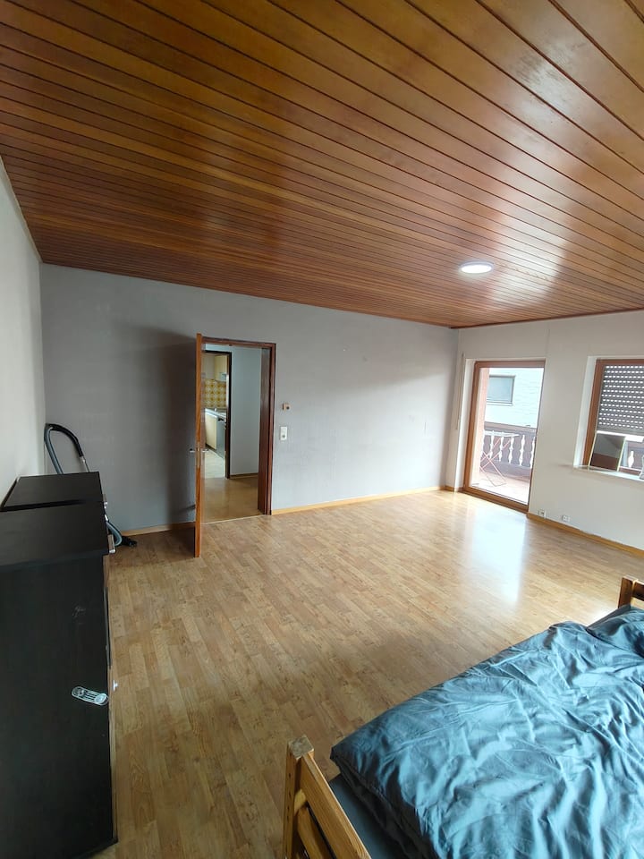 Chambre 1 avec accès au balcon