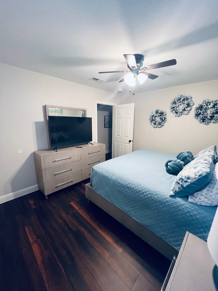 טלוויזיה חכמה של Samsung בגודל 55 אינץ' ושידה לחפצים שלכם.  