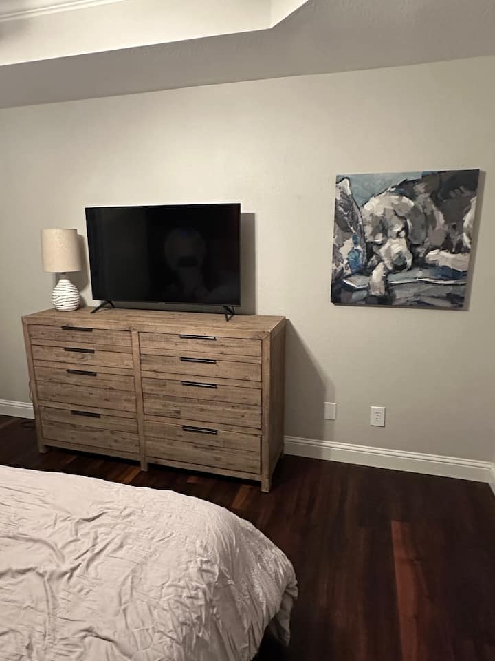 טלוויזיה חכמה של Samsung בגודל 55 אינץ'.  שידה לפריטים שלכם.