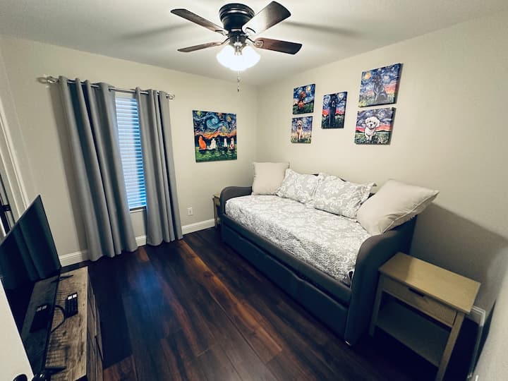 מיטה נפתחת עם שידות לילה.  טלוויזיה 43 אינץ'. חדר ארונות.