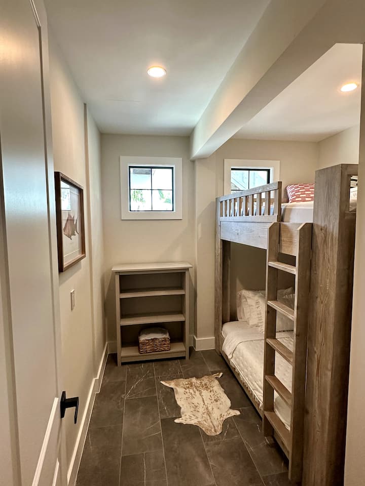 سريران كاملان في هذه الغرفة الإضافية!