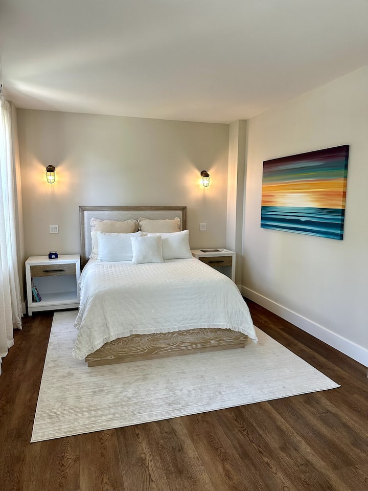 يمكنك النوم بعمق في غرفة النوم الرئيسية التي تحتوي على سرير بحجم كوين وحمام داخلي. يمكن توفير حزمة ولعب عند الطلب.