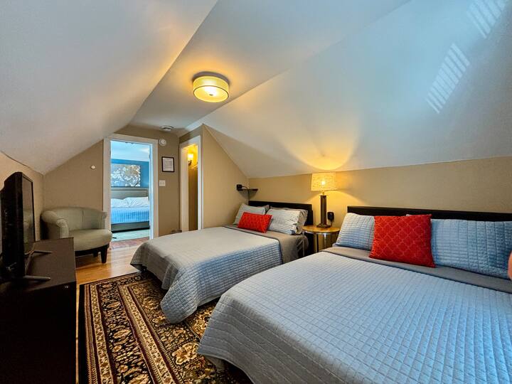 这间双层床房是4B房间的一部分。  除了一张标准双人床外，还有2张全尺寸/双人床、电视、衣柜和椅子。  共有3张床位。