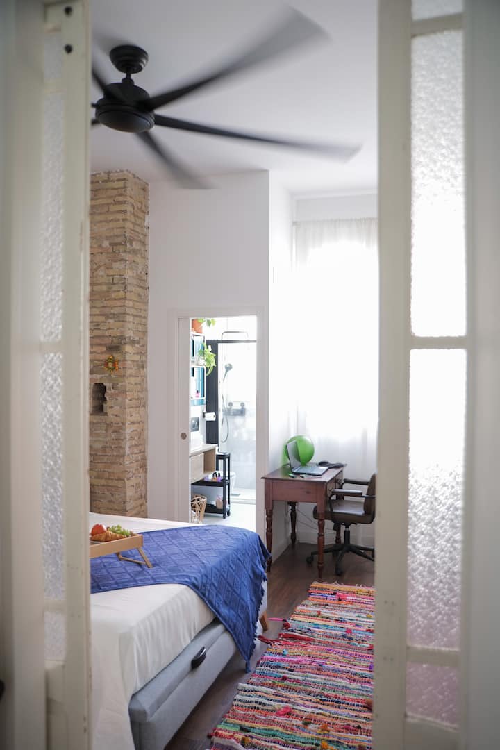 Шармантна и интимна сопствена спална соба