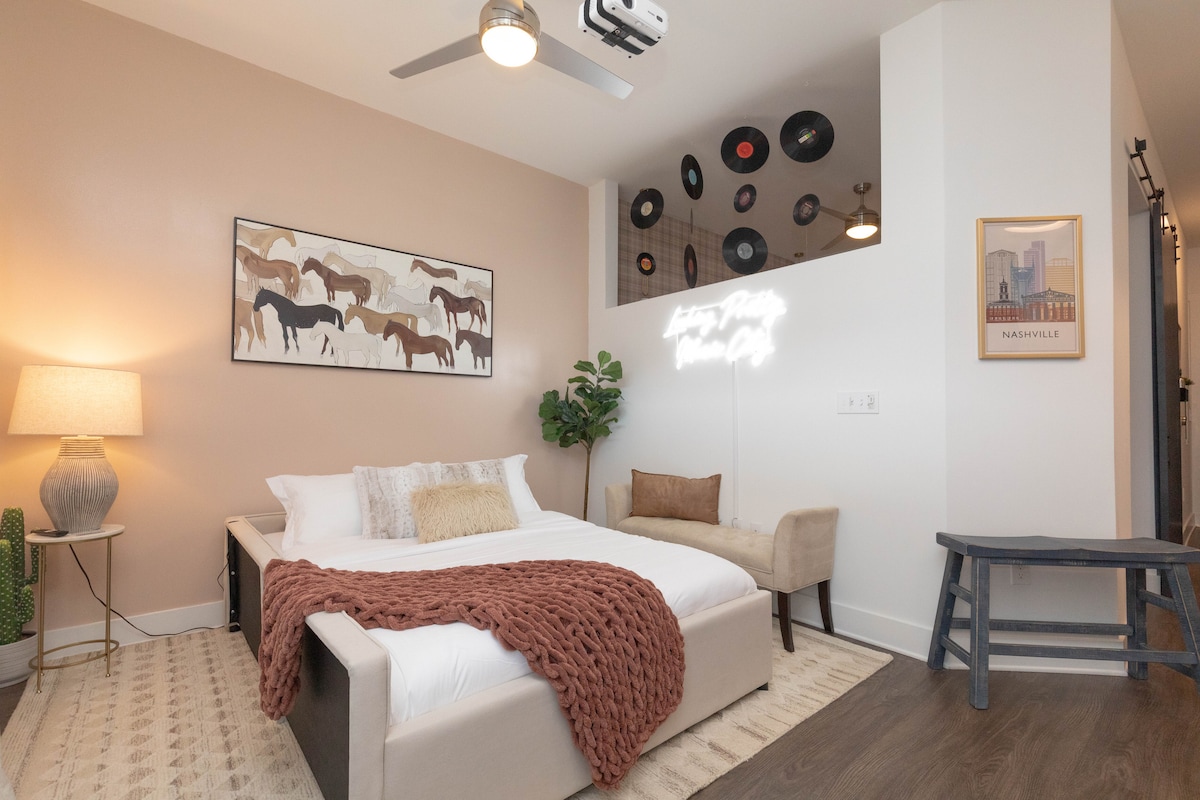 Successful Airbnb property: Chic Broadway Retreat | Pool · Balcony · Parking in Downtown