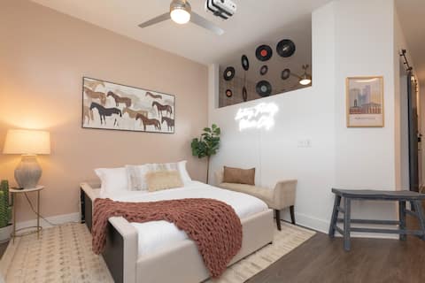 Successful Airbnb property: Chic Broadway Retreat | Pool · Balcony · Parking in Downtown