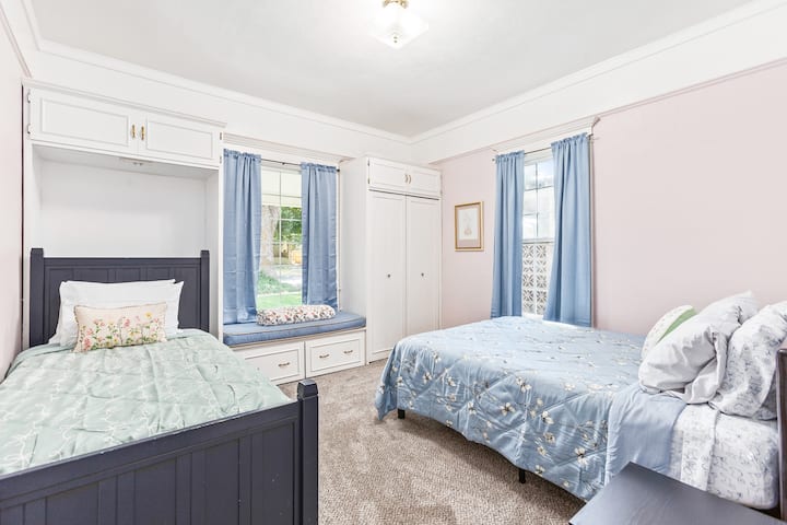 El dormitorio 3 cuenta con una cama tamaño queen, una cama tamaño twin y una segunda cama nido tamaño twin.