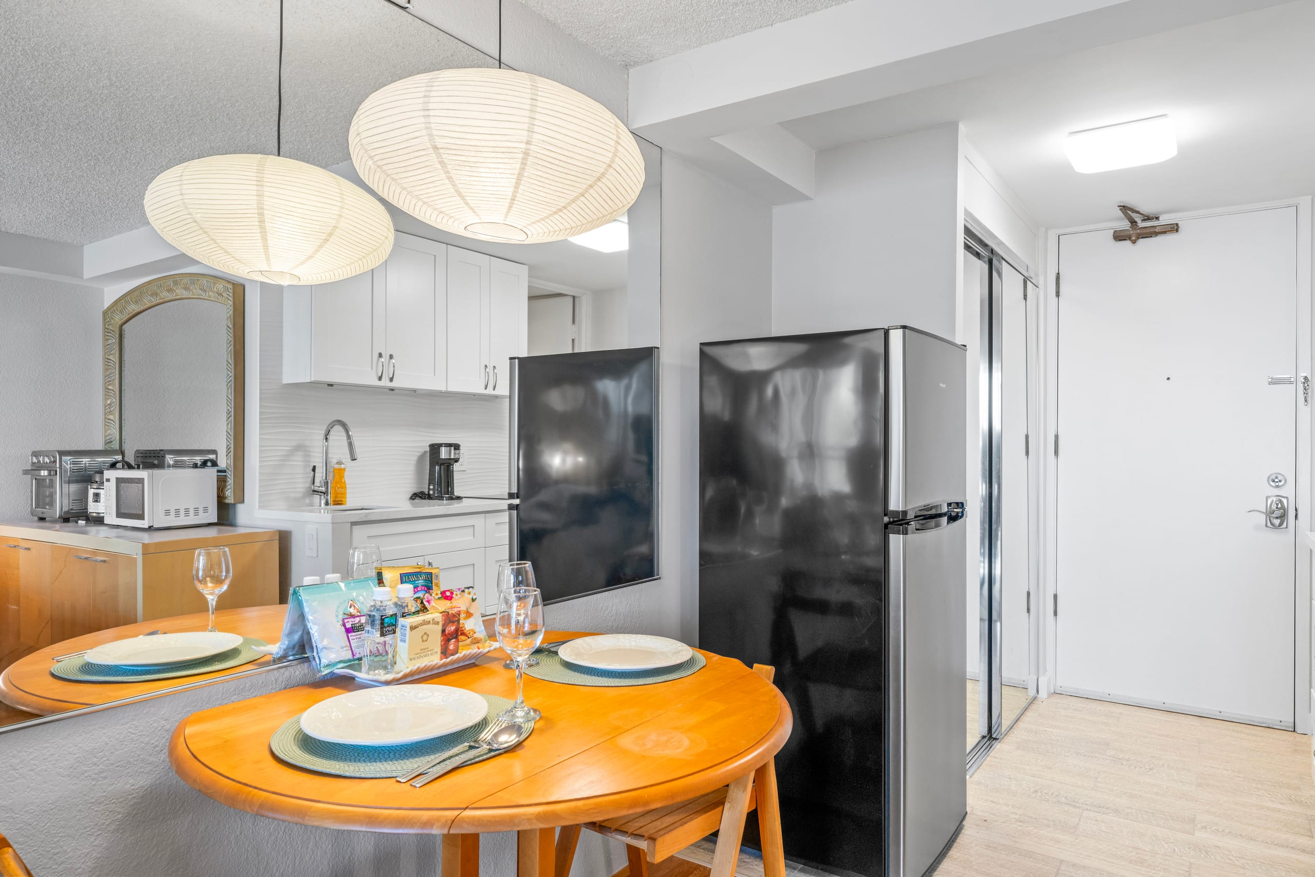 Modern upgrade near beach amazing views king bed - Image 9