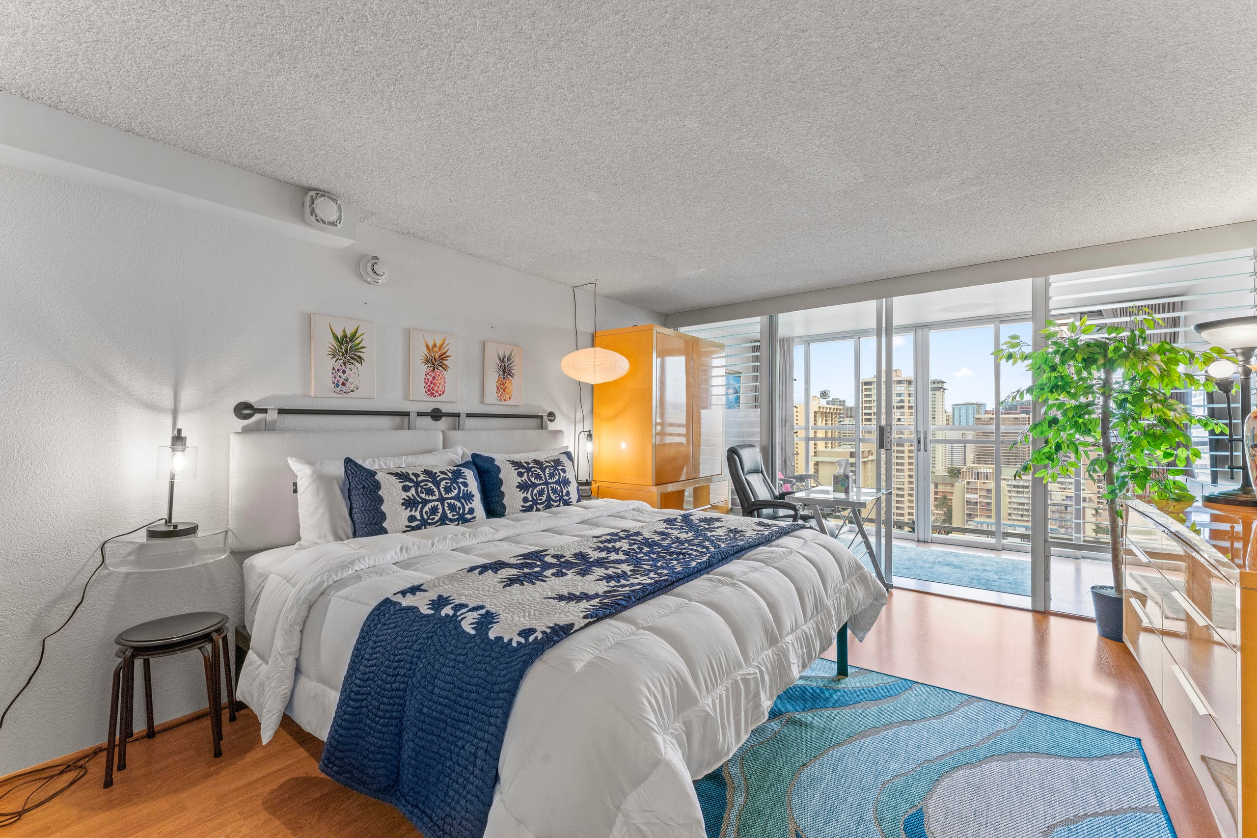 Modern upgrade near beach amazing views king bed - Image 12