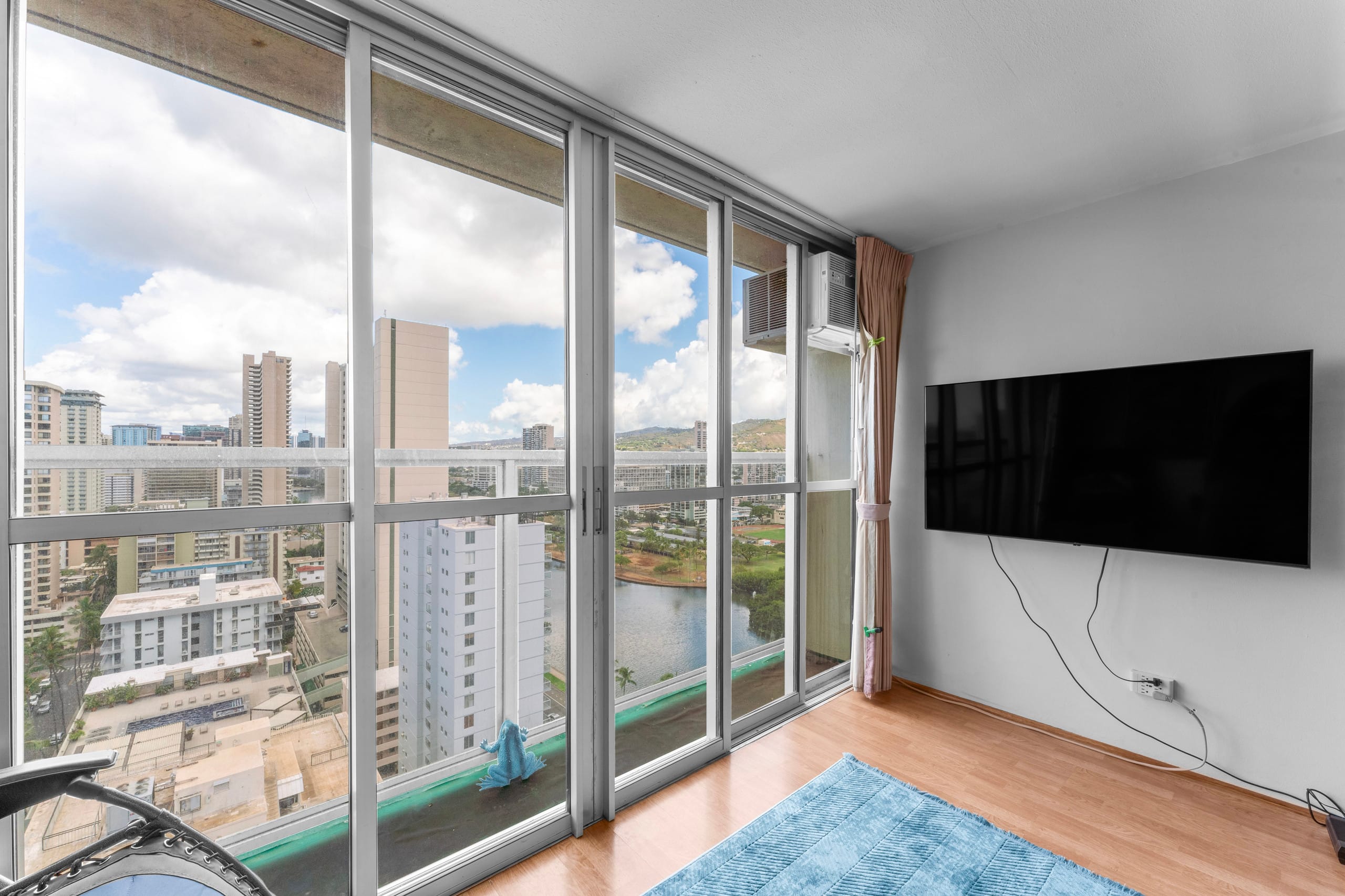 Modern upgrade near beach amazing views king bed - Image 2
