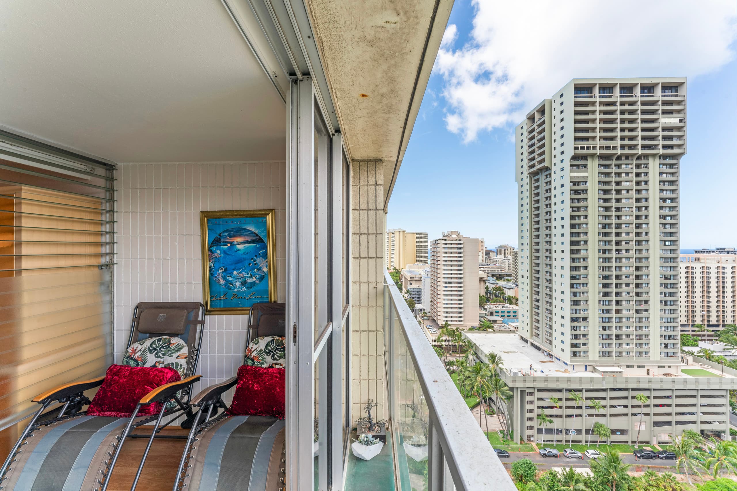 Modern upgrade near beach amazing views king bed - Image 4