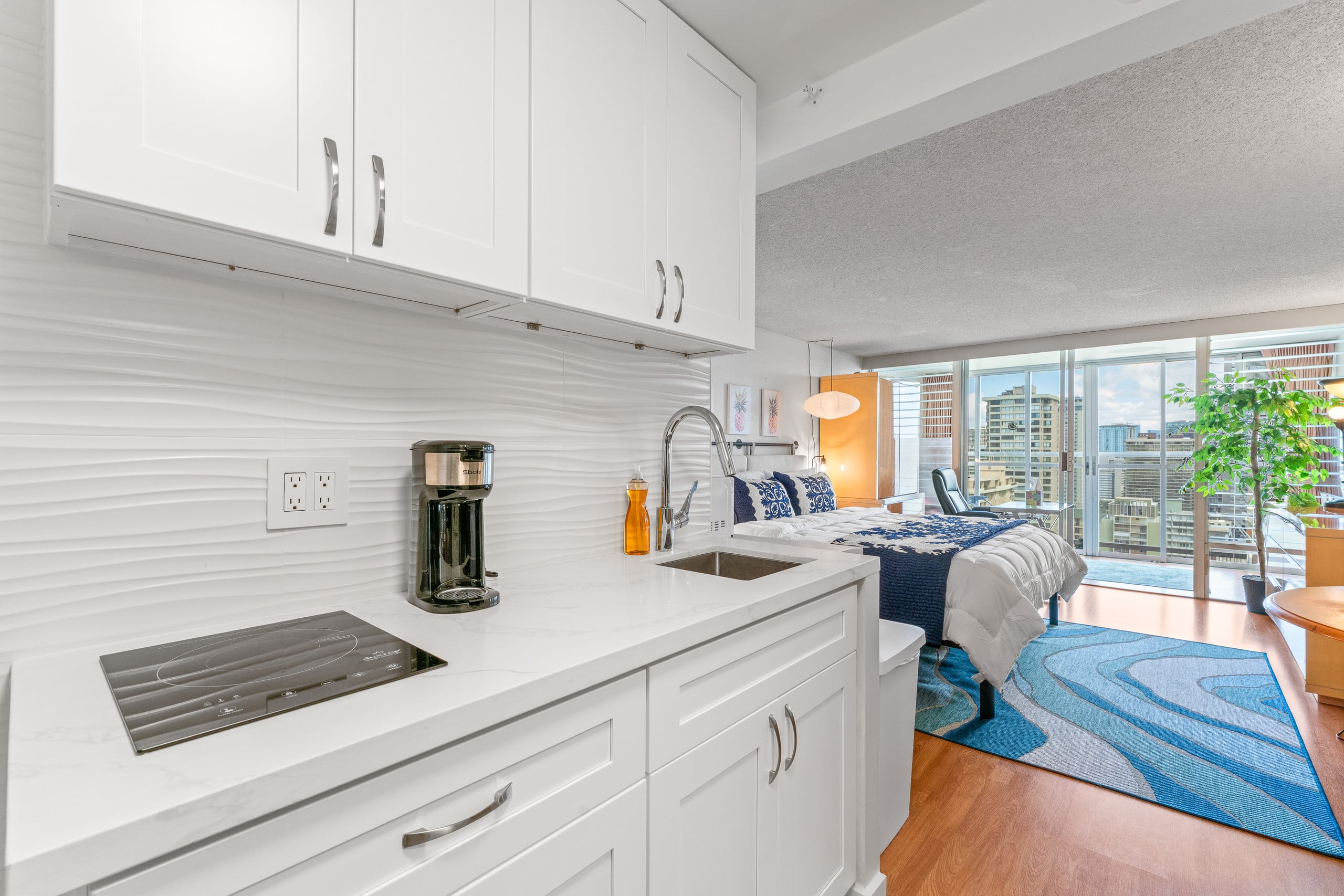 Modern upgrade near beach amazing views king bed - Image 8