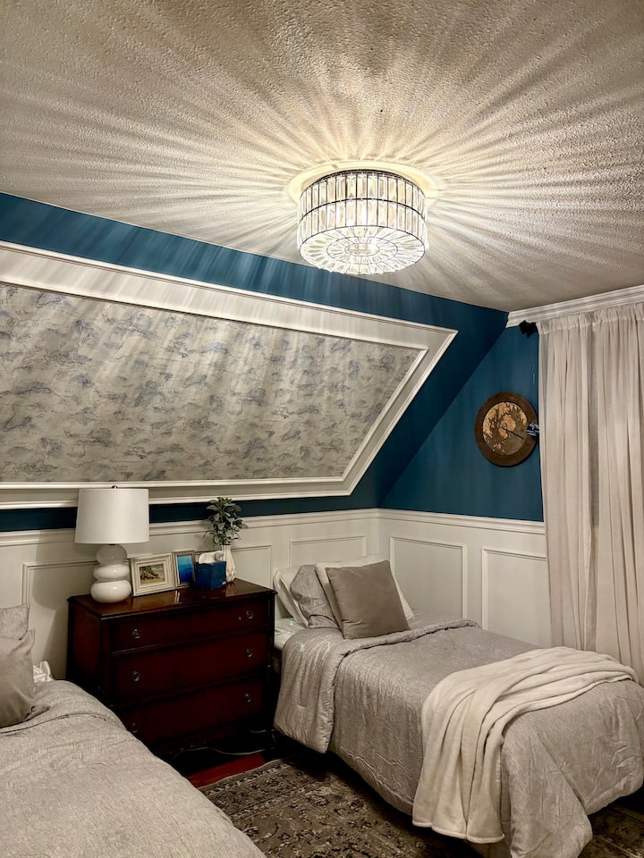 Два двокреветни кревета, едно биро, поморски мурал и часовник за плима и осека на локално ниво.