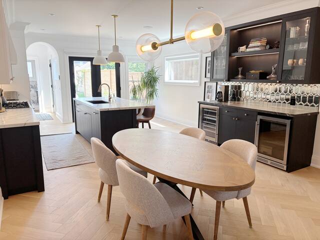 Modern Luxe in Bloor West gallery image 4