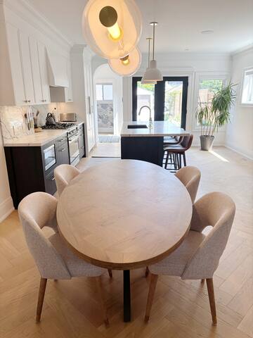 Modern Luxe in Bloor West gallery image 5